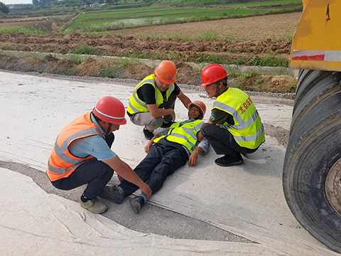 S366合六南通道建設(shè)工程03標(biāo)項(xiàng)目部 開展機(jī)械傷害應(yīng)急救援演練
