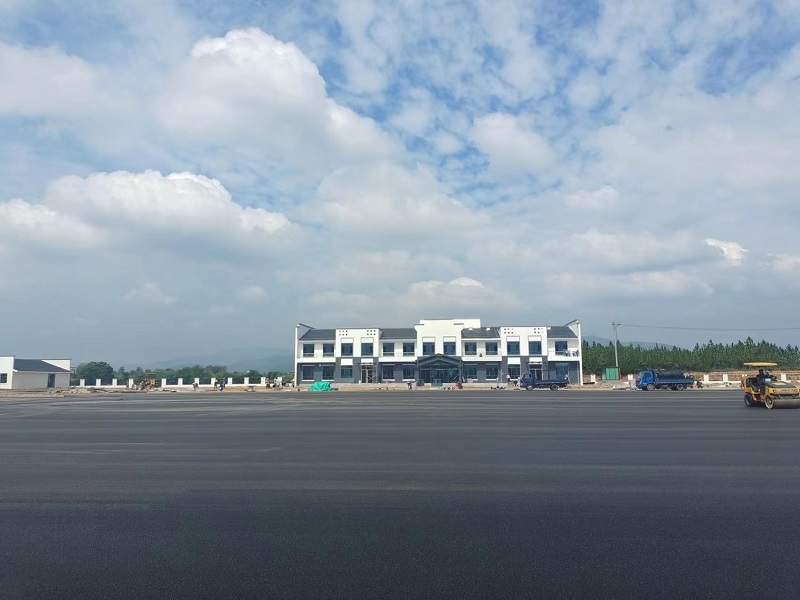 乘著東風，一路啟航——G206桐城范崗服務區(qū)場區(qū)瀝青路面攤鋪完成