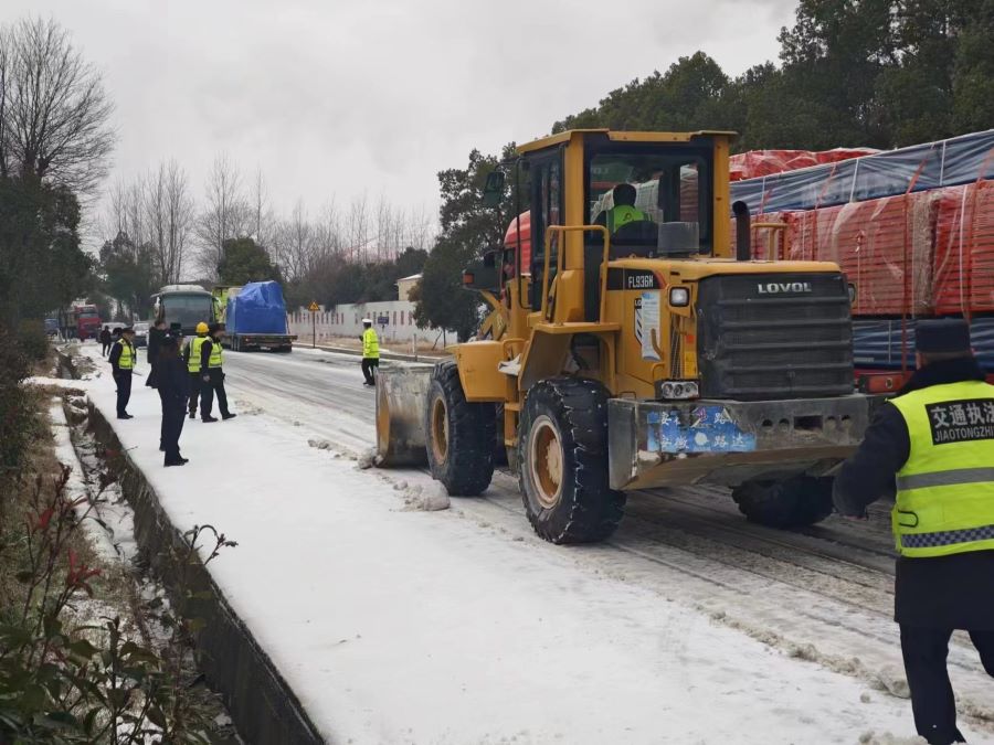 以雪為令！S22天天高速營嶺隧道項(xiàng)目部除冰掃雪在行動