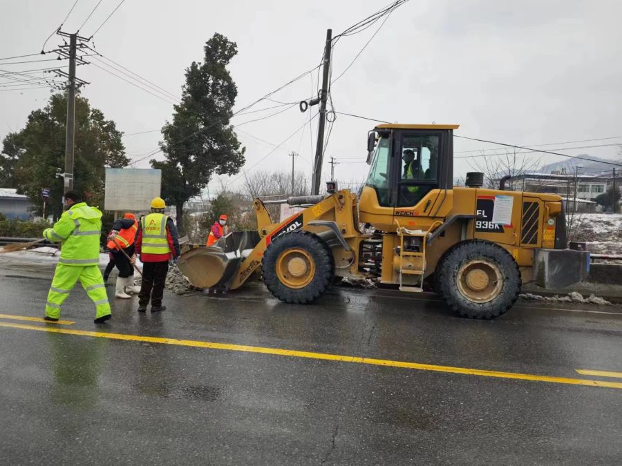 以雪為令！S22天天高速營嶺隧道項(xiàng)目部除冰掃雪在行動