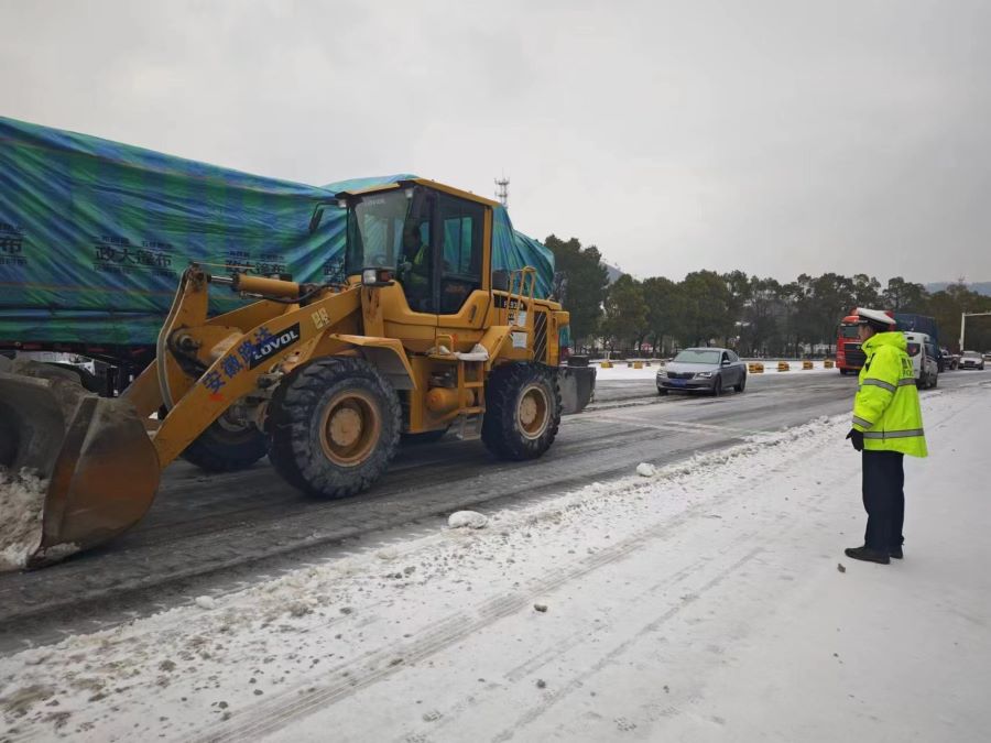 以雪為令！S22天天高速營嶺隧道項(xiàng)目部除冰掃雪在行動