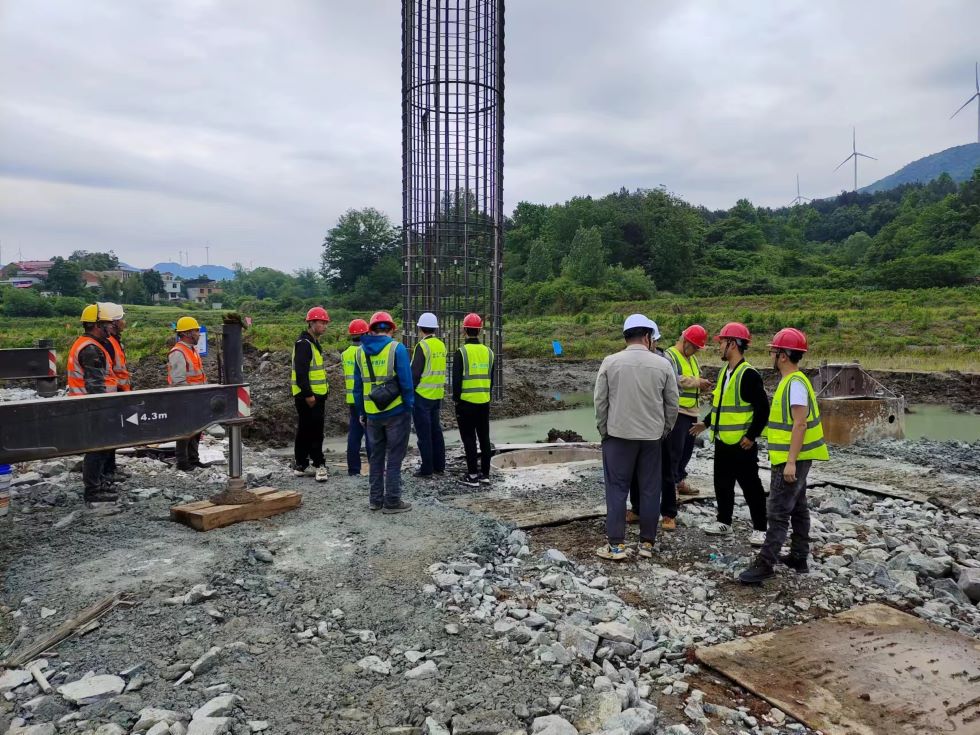 “五一假期不打烊”—— S22天天高速涼月二標2工區(qū)項目首根樁基順利澆筑