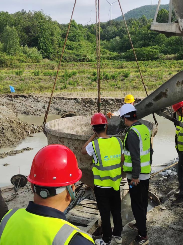 “五一假期不打烊”—— S22天天高速涼月二標2工區(qū)項目首根樁基順利澆筑