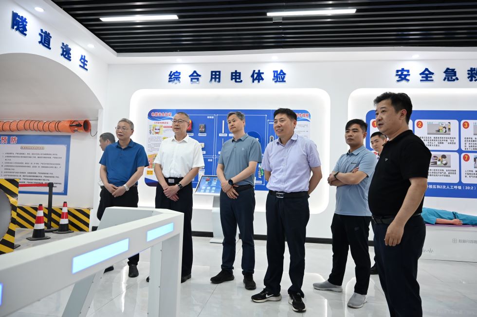 安慶市副市長關(guān)家濤調(diào)研S22天天高速營嶺隧道項(xiàng)目