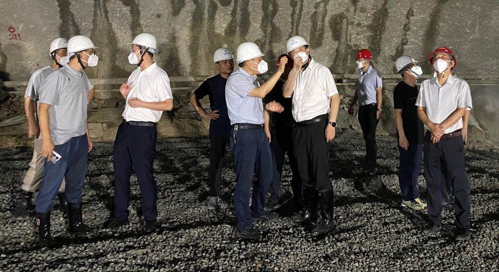市交控集團(tuán)黨委書(shū)記、董事長(zhǎng)、總經(jīng)理耿仁平一行到S22天天高速營(yíng)嶺隧道項(xiàng)目檢查指導(dǎo)工作