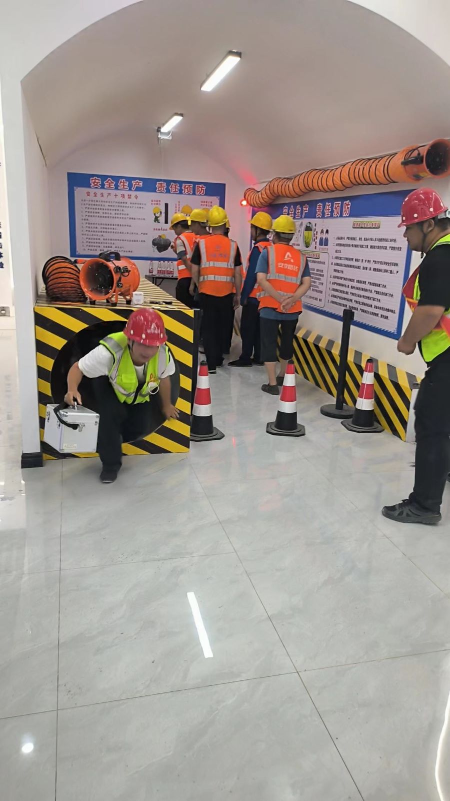 S22天天高速營嶺隧道項目開展開展2024年安全宣傳咨詢?nèi)栈顒? /><br />
</span> 
</p>
<p class=