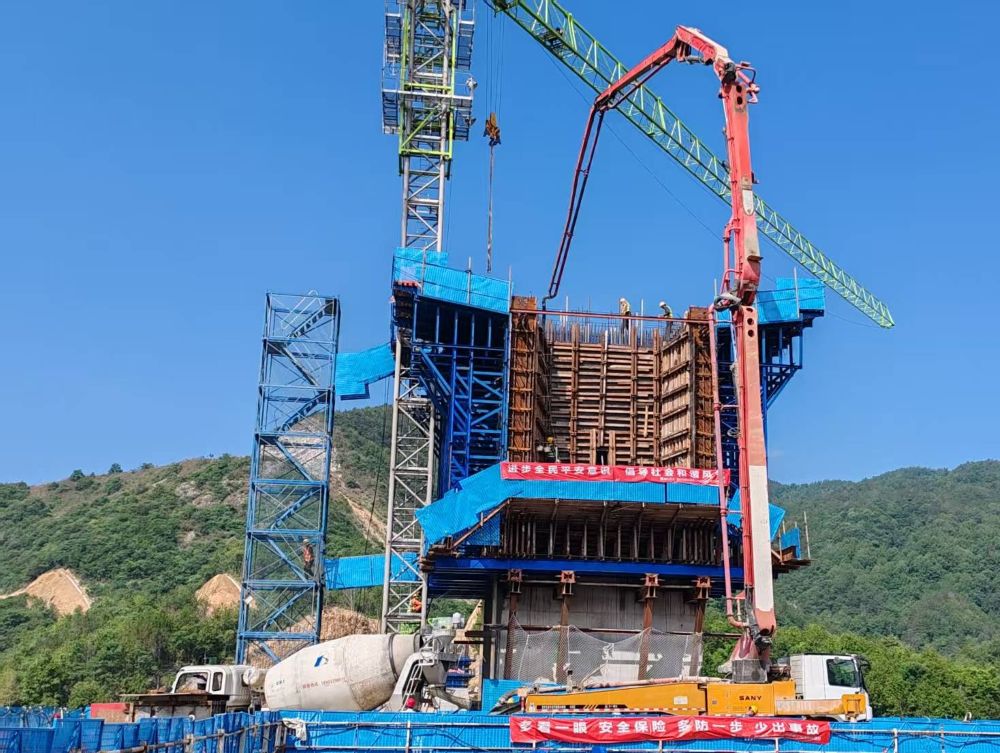 潛山市滸山湖連心大橋新建工程項(xiàng)目1號(hào)墩懸臂現(xiàn)澆箱梁0號(hào)塊澆筑順利完成