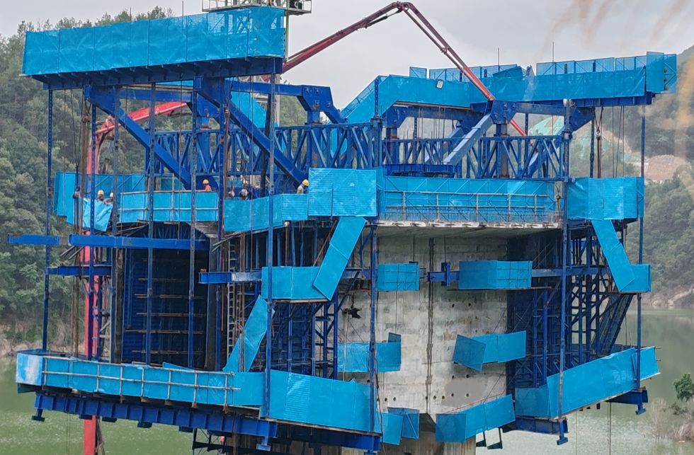 潛山市滸山湖連心大橋新建工程首件掛籃施工順利完成