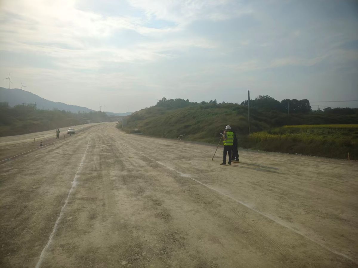 S22天天高速?zèng)鲈露?biāo)2工區(qū)路基96-4區(qū)順利驗(yàn)收